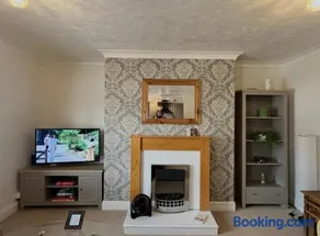2 Bed Apartment Sleeps 6 Free Van Parking Walk To Weatherspoons - Image 2