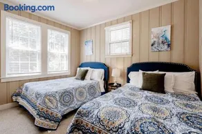 Walk to USC Devine Street - Cool Blue Bungalow - Image 5