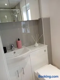 En-suite double room with private entrance - Image 5