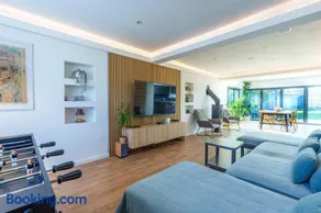 New Forest Retreat with Sauna, Gym, Cinema & Parking - Image 1