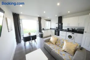 HEATHROW AIRPORT apartments-FREE parking-Free underground to and from Heathrow-30 min central London - Image 4