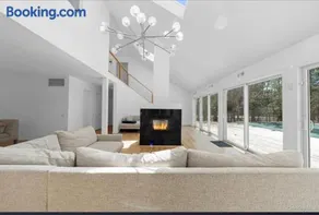 East Hampton 5BR Luxury Home with Heated Pool, Sauna Wine Room Near Beaches Stay - Image 4