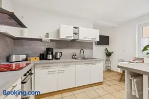 Moderne, vollausgestattete 3 BR-Wohnung zentrumnah - Image 3