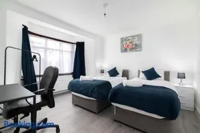 Spacious 4-Bedroom Family Home near Wembley - Image 2