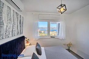 The Lookout Liveli - Premium Sea-View Apartment - Image 3