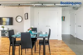 The Logan - Stylish 2BR Suite w Portable AC in Leslieville - Image 2