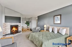 Ocean View 1-Bedroom King Suite with Kitchen - Pool and Hot Tub - Image 3