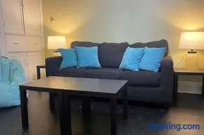 Sleeps 16 Ideal For Groups 12 Beds Pittsburgh - Image 2