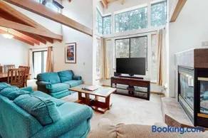 Spacious townhouse with shared hot tub & pool sleeps 6 - Image 3
