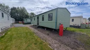 Spacious and welcoming 8 Berth caravan at Parkdean Regent Bay - Image 4