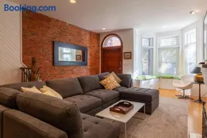 Downtown living! Sleeps 14 wEV parking balcony - Image 1