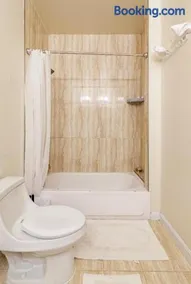 Luxury & Jolly Private Room in DC - Image 3