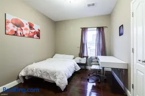 Quiet apt only 15 mins from Midtown NYC - Image 2