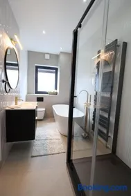 Luxury House for Families and Contractors, NamisSuites Serviced Apartment - Farnborough - Image 4