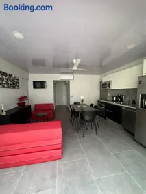 CASA MARIPOSA Punta Leona a 500 metros de la playa Alquiler de la casa entera o dos apartamentos abajo con cocina y jacuzzi o 2 cuartos con baños privados en la planta alta Para 1 a 22 personas Full equipada - Image 4