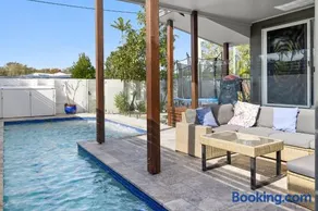 Poolside 2-Bed House in Coolum Beach - Image 2