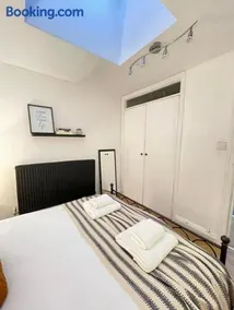 Oxford Museums, Music & Dining Sleeps 4 - Image 3