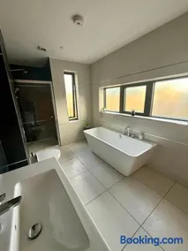 Charming Ensuite Retreat in a Premier Location - Image 2