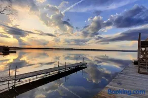 Marina View 1 Bedroom Sunset Cabin - Image 2