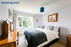 Spacious 3Bed Home in Maidenhead Sleeps 6 - Image 4
