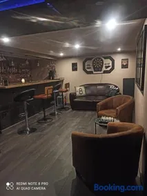 Charmante maison avec piscine chauffée, salle de cinéma et bar - Image 3