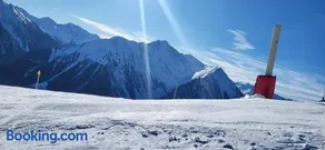 4 personnes au pied des piste et sentier de randonné - Image 2