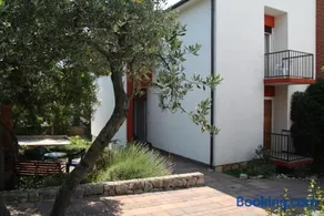Spacious apartment in Stari Grad, 80 m², serene garden - Image 3