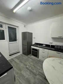38LYW Room 1 - Large Ensuite Room - Stratford, London - Image 2