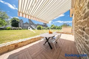 Maison en pierre dans un hameau privé - Image 1