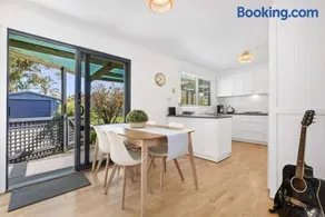 Bonnyvale Beach Shack- Pet friendly, walk to the beach! - Image 1