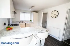 3-Bed Contractor & Family Home Bilston - Parking, Work desk, Sleep 6 - Image 2