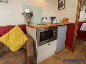 The Journeyman Luxury Shepherds Hut - Image 4