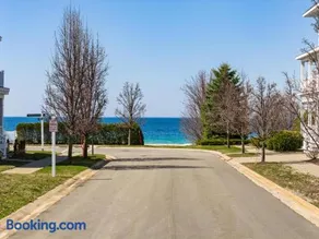 Lake-view 5BR Blue Harbor retreat with pool, beach access, and resort amenities. - Image 2