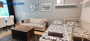 Quiet 2-Room Apt - Free Parking, WiFi, & Balcony - Image 1