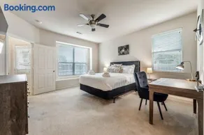 Your Western Comfort Near Stadiums & Downtown - Image 3