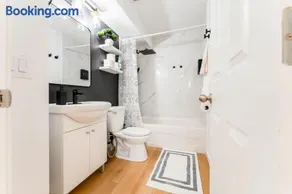 Modern 2 Bedroom Guest Suite Near Downtown With Fast Wifi And Free Parking - Image 3