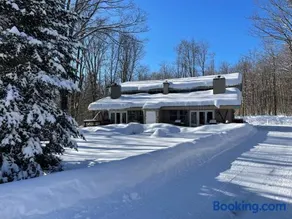 The Killington Chalet 2-Hot Tubs, Sauna, 24 Pair Boot and glove Dryer - Image 2