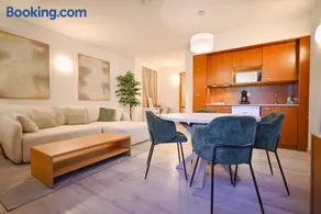 Con Parking y Escritorio I Apartamento en Incles I AndStay - Image 1
