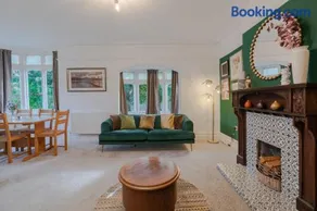 Central Banbury Stay Comfy and Spacious for groups 9 sleeps - Image 2