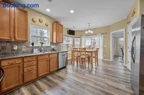 Luxury 5BR, 2 Master Suites, Sleeps 12, Game Room, Gym & Firepit - Image 4