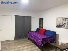 Small House Near Airport Beach - Wynwood - Image 2
