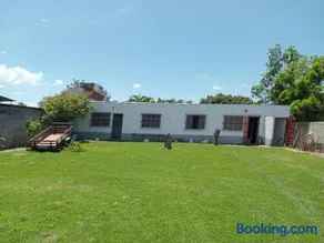 4-bedroom farmhouse, 2 suites, large outdoor space - Image 1