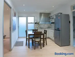 Living in the moment - Two-bedroom flat - Image 5