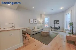 Sun-Filled 1BR Steps from Public Garden - Image 2