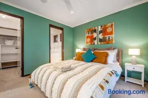 Serene and Spacious Retreat on the Hills - Image 4