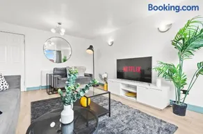 Cozy work-ready home near City Centre with Netflix and Parking - Image 4