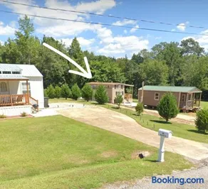 Tiny home with hammock loft BBQ and yard - Image 1