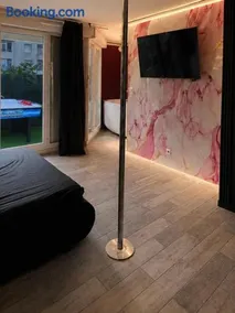 La Porte Défendue - Limitless - Jacuzzi, sauna, barre de pôle dance et cinéma extérieur - Image 4