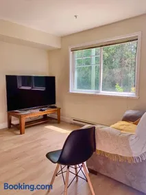 Entire 1Bed 1Bath Suite Coquitlam Centre - Image 2