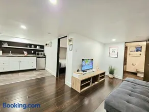 Downtown Queen and King St - Lower Suite - Image 1
